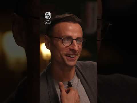 Berbatov and Rooney <strong>discuss</strong> the brilliance of Busquets.