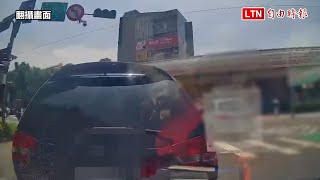 又見高齡駕駛釀禍 76歲翁在北市石牌國中附近失控連撞3車（翻攝畫面）