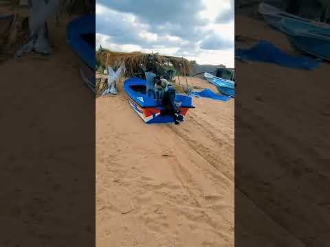வேகமான படகு கடலில் இருந்து கரை மணலில் ஏற்றுதல் Fast Boat Landing on the Shore from the Sea