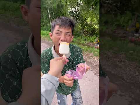 Cậu bé xấu tính ăn kem - Bad boy eats ice cream #shorts