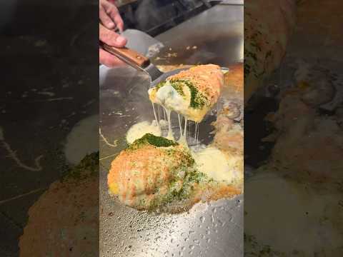 鉄板で作るふわとろオムレツ！濃厚チーズと明太マヨネーズがたっぷりかかって最高！【自由ヶ丘：BY THE WAY】