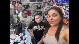 Acomodando mercancía en el local