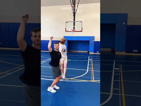 Novo estilo de arremessar a bola!! #shots #curiosidades #fy #viralvideo