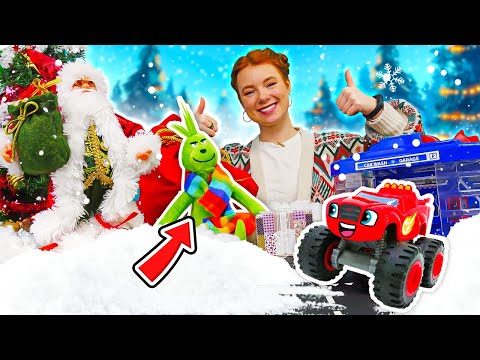 Weihnachtsvideo mit Irene und Spielzeugen. Grinch verteilt Weihnachtsgeneschenke. Video für Kinder