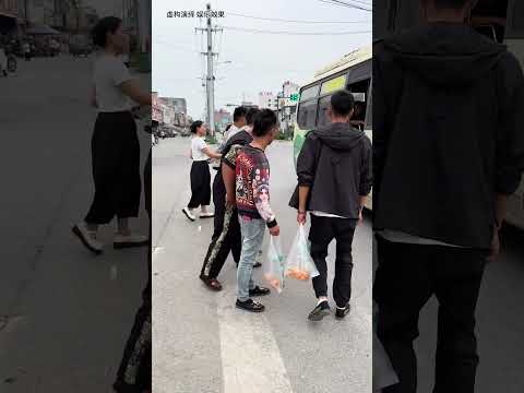 У лысого украли сумку. Смешное видео.