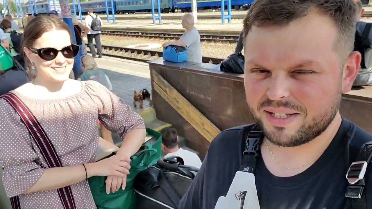 Уехал на поезде в Коломию! Юля принесла сумку с продуктами! Поезд уехал