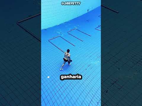 Ele Pulou na Piscina Com Dois Halteres na Mão 🤯🦾