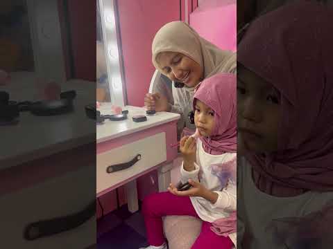 HAFIZAH BERPURA PURA BERMAIN PERLENGKAPAN RIAS ANAK DI WONDERZONE PLAYLAND | MAKEUP MAINAN #shorts
