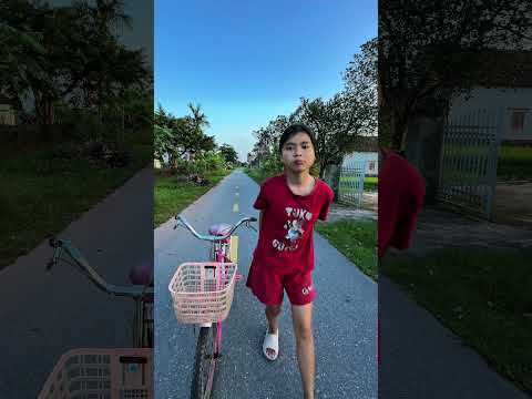 Xe đạp nhỏ và xe máy to va chạm nhau #shorts