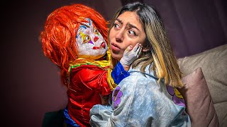 EL PAYASO ENANO “Bigger” LE ROBA un BESO * Se ENAMORAN 💘