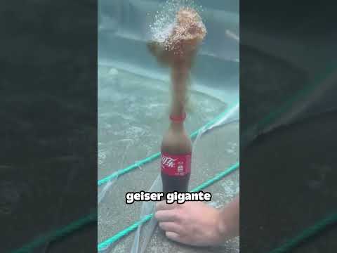¿Qué pasa si pones Mentos en Coca-Cola bajo el agua? #shorts