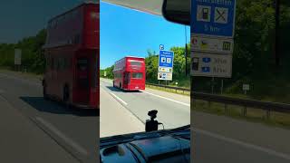 Englischer Bus auf der Autobahn #shorts