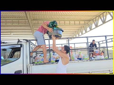 Cargando el camión con todas las canasta navideña para la gran fiesta