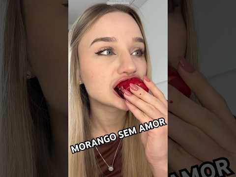 MORANGO SEM AMOR 💔 nunca comi um doce tão desconfiada na vida 🤨 #morangodoamor #comendo #asmr