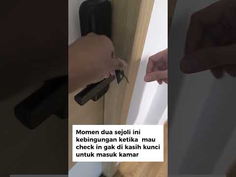 Dua sejoli kebingungan mau check in, next liat video tutorial check ini dulu de🙈