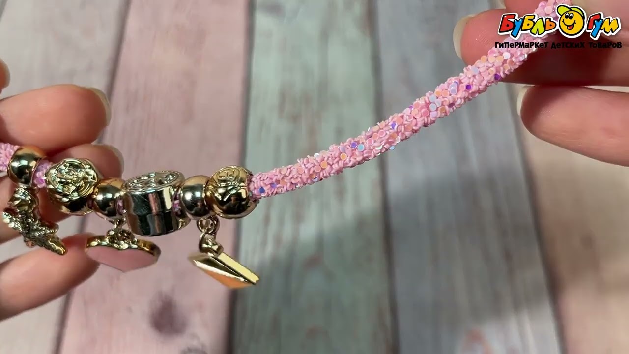 Браслет Lilly&Mia блестящий с подвесками бледно-розовый - видео Браслет Lilly&Mia блестящий с подвесками бледно-розовый - видео