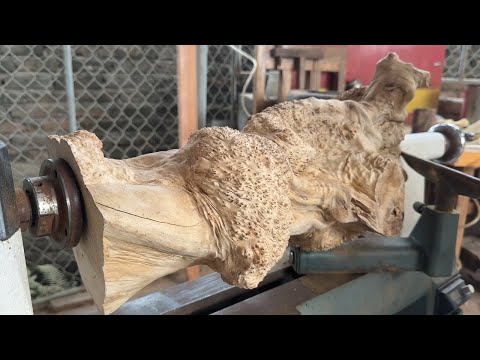 Novelty Using Lathe - The Perfect Combination Of Epoxy And Tree Stump To Create A Lovely Vase.