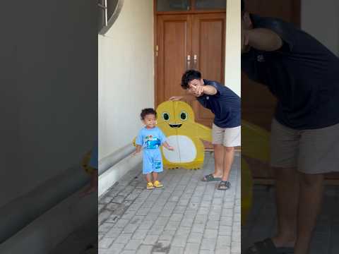 ZAIN TERBANGKAN LAYANGAN NAILONG KUNING BESAR!!! SERU #layangan #nailong #shorts