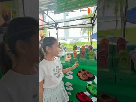 Lala kagetโผ๏ธbeli roti berbentuk sandal unik banget #pancasakatv #jajan #roti #shorts