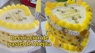 Decoración de Pastel de Abejita 3 leches en chantilli y papel arroz