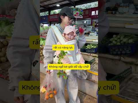 Bé 7 tháng mà “siêu nhân” thế này sao 😍! Vừa xách đồ, vừa che nắng cho mẹ – ngoan quá trời luôn!👶