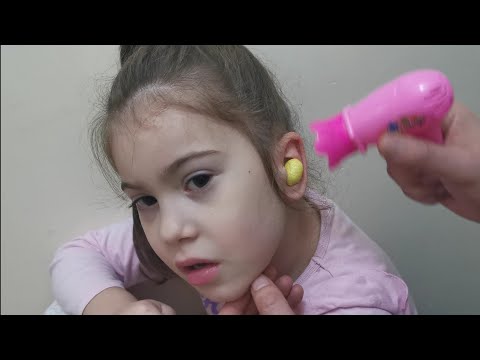 Hüma ve Hiranın Sakız sorununu babaları saç kurutma makinesi ile tatlıya bağladı.