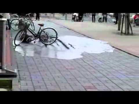 2011 03 11日本大地震 7 11明海店 土壤液化開始的瞬間「恐怖 整個移位 - YouTube(2分38秒)