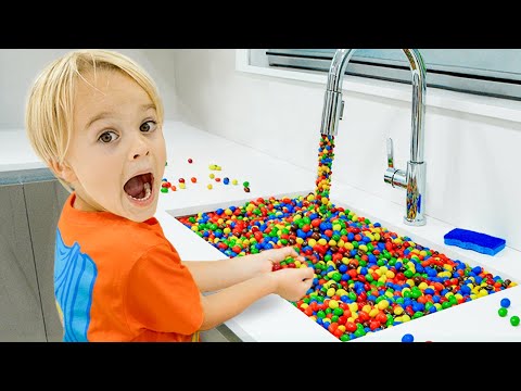 Крис играет с волшебным краном и игрушками