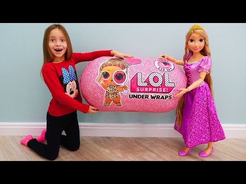 София получила Гигантский Подарок и Новая кукла Рапунцель, Sofia and New Doll Princess Rapunzel