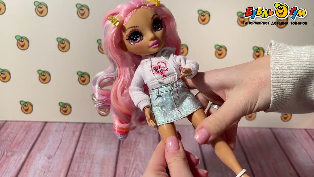 Кукла Rainbow High Junior Киа Харт с розовыми волосами и аксессуарами - видео