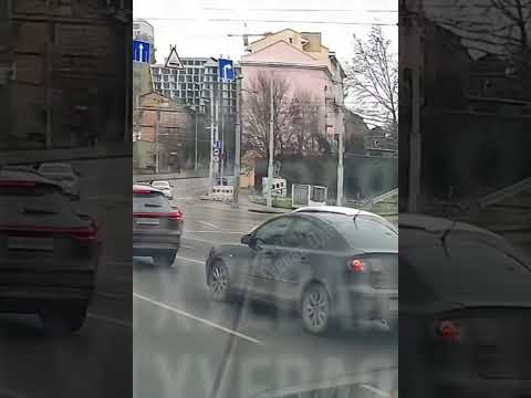 ВОДИТЕЛЬ ПРОКАТИЛ МУСОРА на ДВЕРИ АВТО #полиция #police #prankvideo #prank #беспредел #automobile