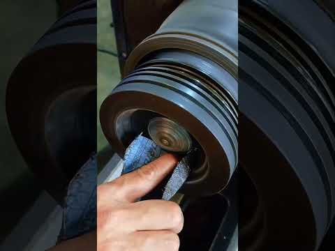 Descarbonização de pistão #usinagem #machine #machining #truck #gambiarra #torneiromecanico #welding