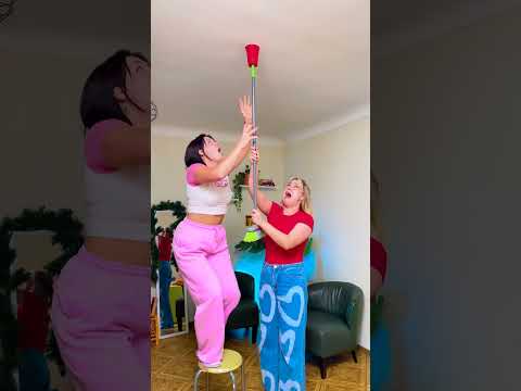 هل يمكن أن تصدق أنها تعتقد أن هذه عنكبوت حقيقي؟! 🕷️😂 #مقالب #ضحك #مفاجآت