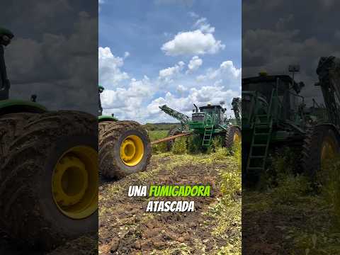 Case y John Deere cinchando fumigadora atascada en el barro.