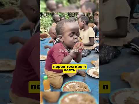 Ребенок делает Дуа