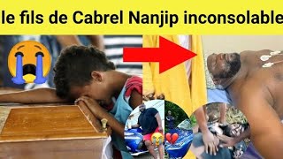 regardez comment le fils de Cabrel Nanjip pleure devant son  cer¢ueil