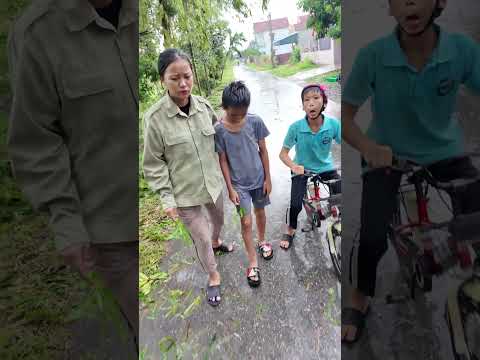 Cậu bé đi xe đạp khinh thường mẹ con nghèo #shorts