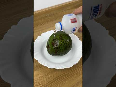 Solo tira Alcohol al Aguacate y nunca más lo sufrirás.😱 #dicas #aguacate #limpieza