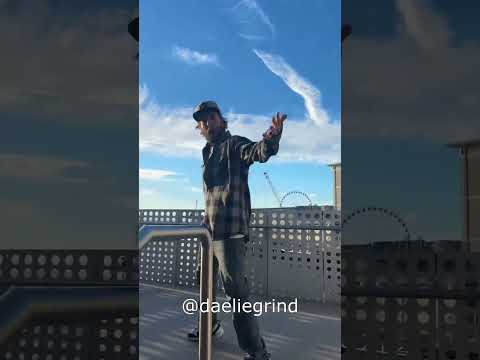 ESTE TIPO ME ESTÁ SIGUIENDO l @daeliegrind #doblaje #fyp #comedia #humor #memes