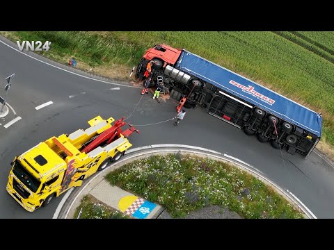 03.07.2023 - VN24 - Sattelzug legt sich im Kreisverkehr auf die Seite - Abschleppwagen in Aktion
