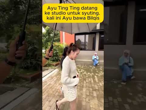 Ayu Ting Ting datang ke studio untuk syuting. kali ini Ayu bawa putrinya Bilqis
