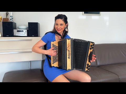 Claudia Hinker spielt ES IST SO SCHÖN EIN MUSIKANT ZU SEIN von Slavko Avsenik auf ihrer Steirischen!