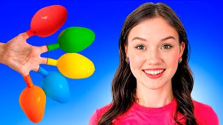 Alex und Nastya spielen mit bunten Luftballons