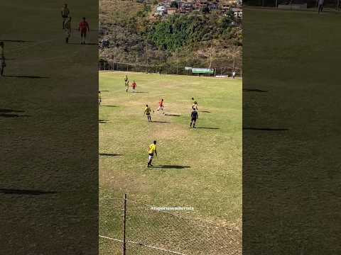 Thiaguinho deixou o zagueiro para trás na velocidade e quase marcou um golaço