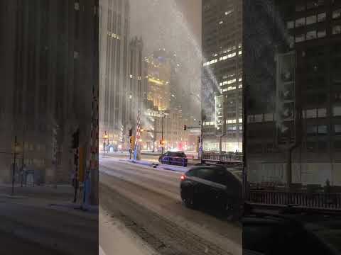 Welcome to the heart of Chicago ❤️🇺🇸 as snow falls the city glows with unparalleled beauty ✨