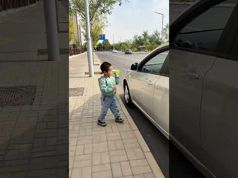 小家伙看见有人乱扔垃圾，这一举动真的太棒了！#cute baby#baby#萌娃#搞笑日常 #人类幼崽#小米宝