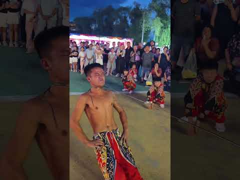 来感受一下民俗特技的魅力。#民间艺人 狮子滚绣球，好戏在后头。