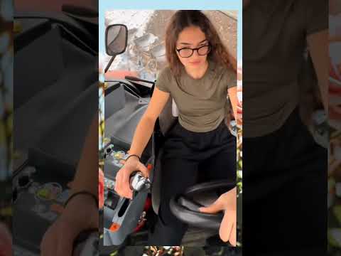 Все чітко і рівно йде в прекрасної дівчини на тракторі