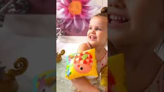 🥰💦 Spaß in der Badewanne mit Mama! Lina lernt Schwimmen