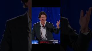 Tom Cruise entregou o prêmio Visionary ao cineasta Chris McQuarrie no Saturn Awards! #tomcruise